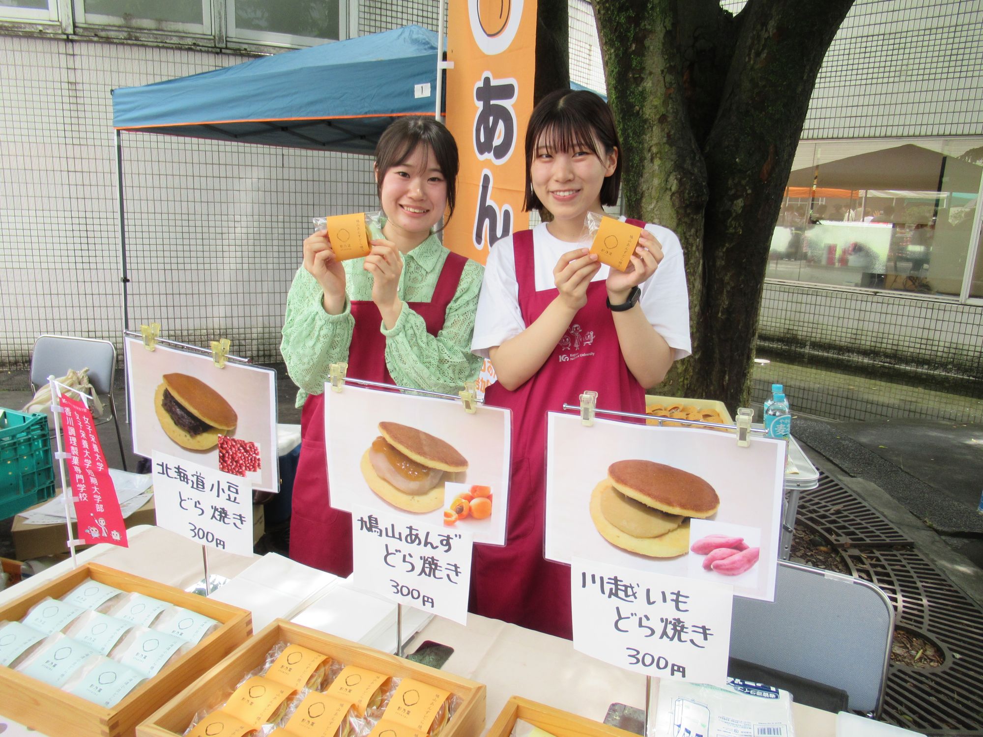 学生の販売の様子