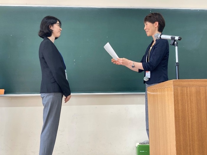 写真 大会長の助友裕子先生から表彰を受ける千葉由美子さん