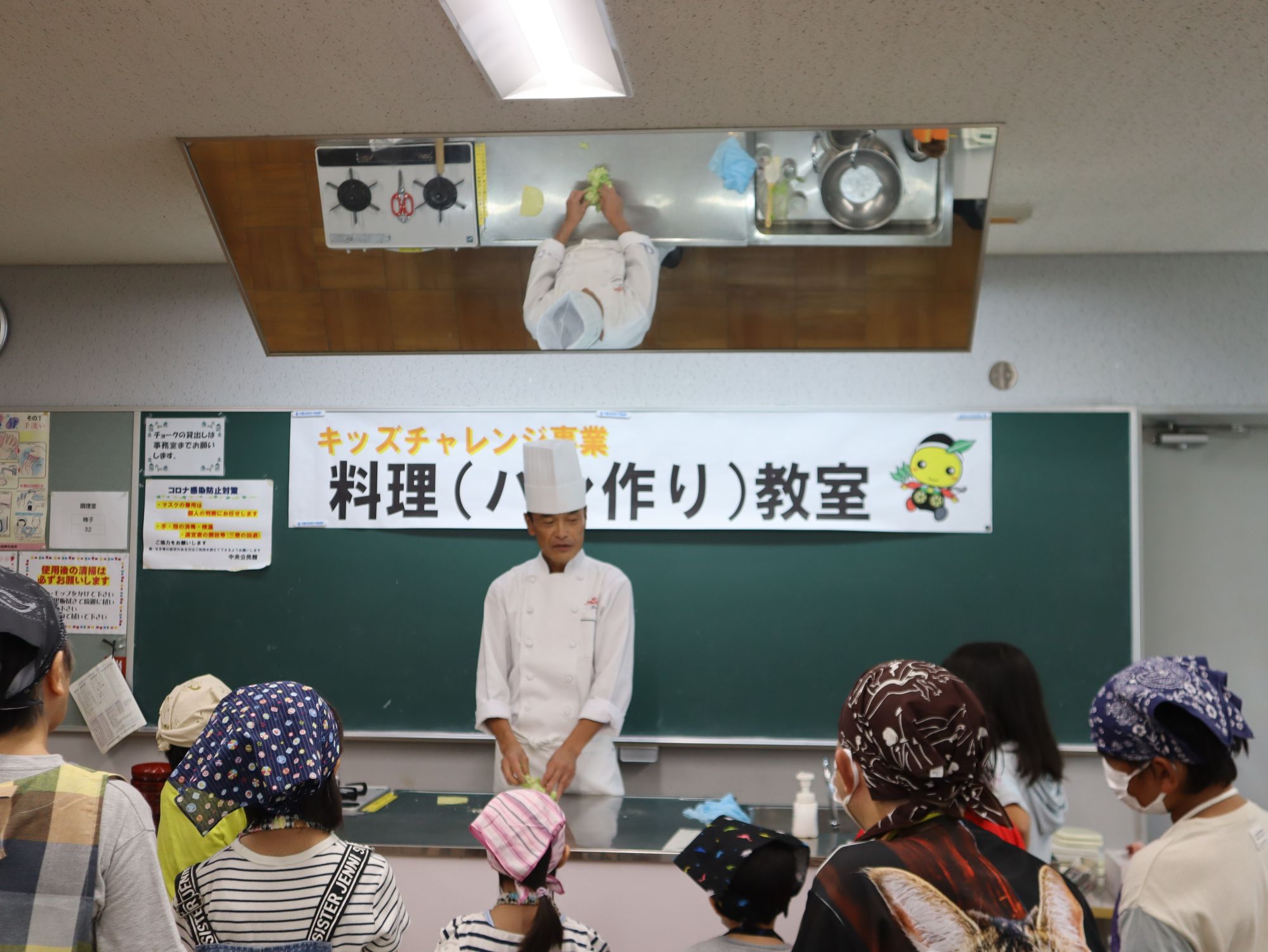 ▲まずは講師の説明を聞いて、パンの作り方を見てもらいます。