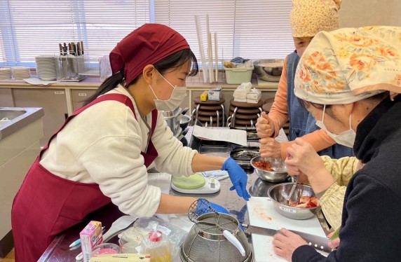 地元の方と食を通して交流する様子