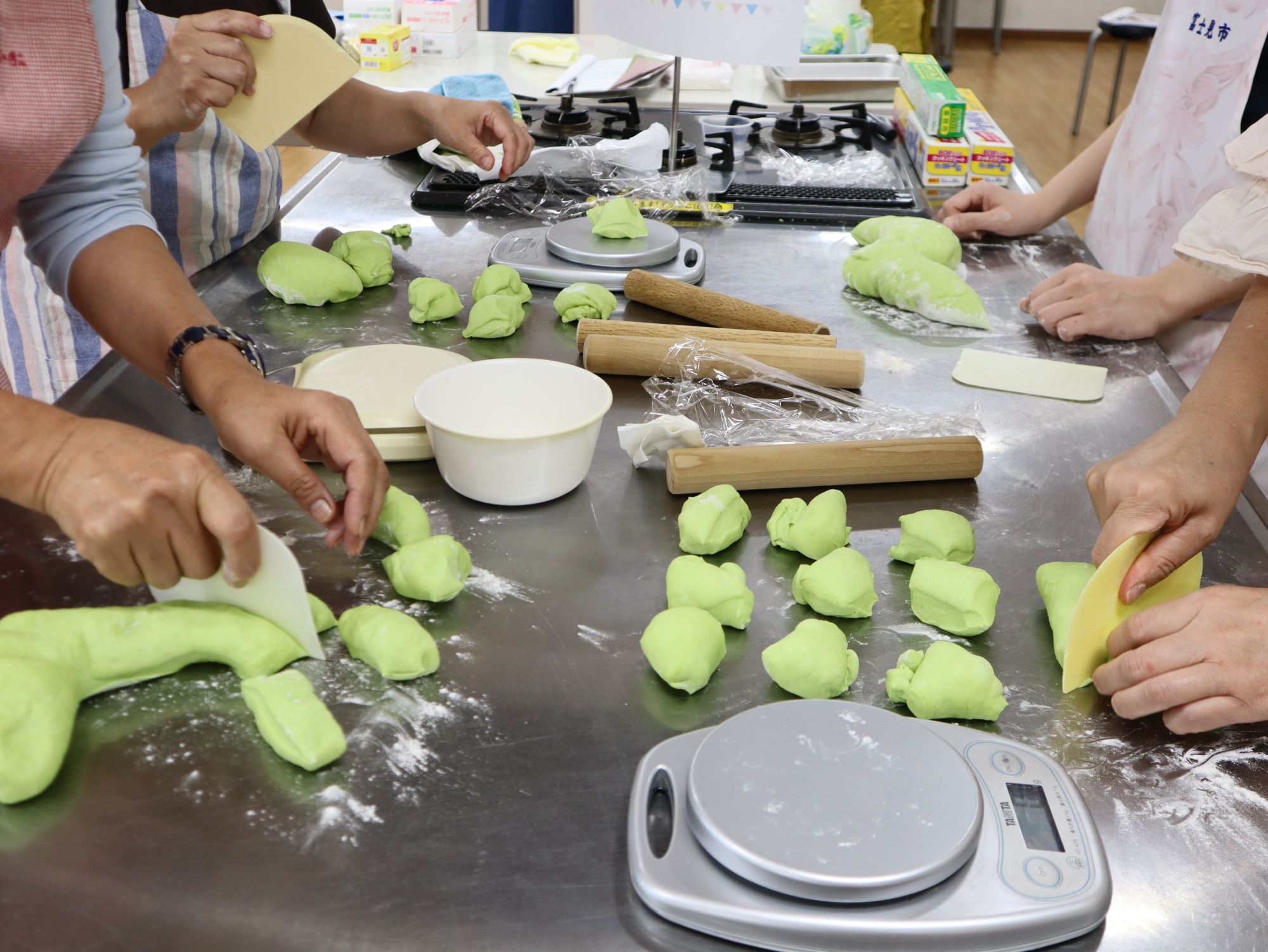 その後は、各々の調理台で実際にパン作りを体験します。