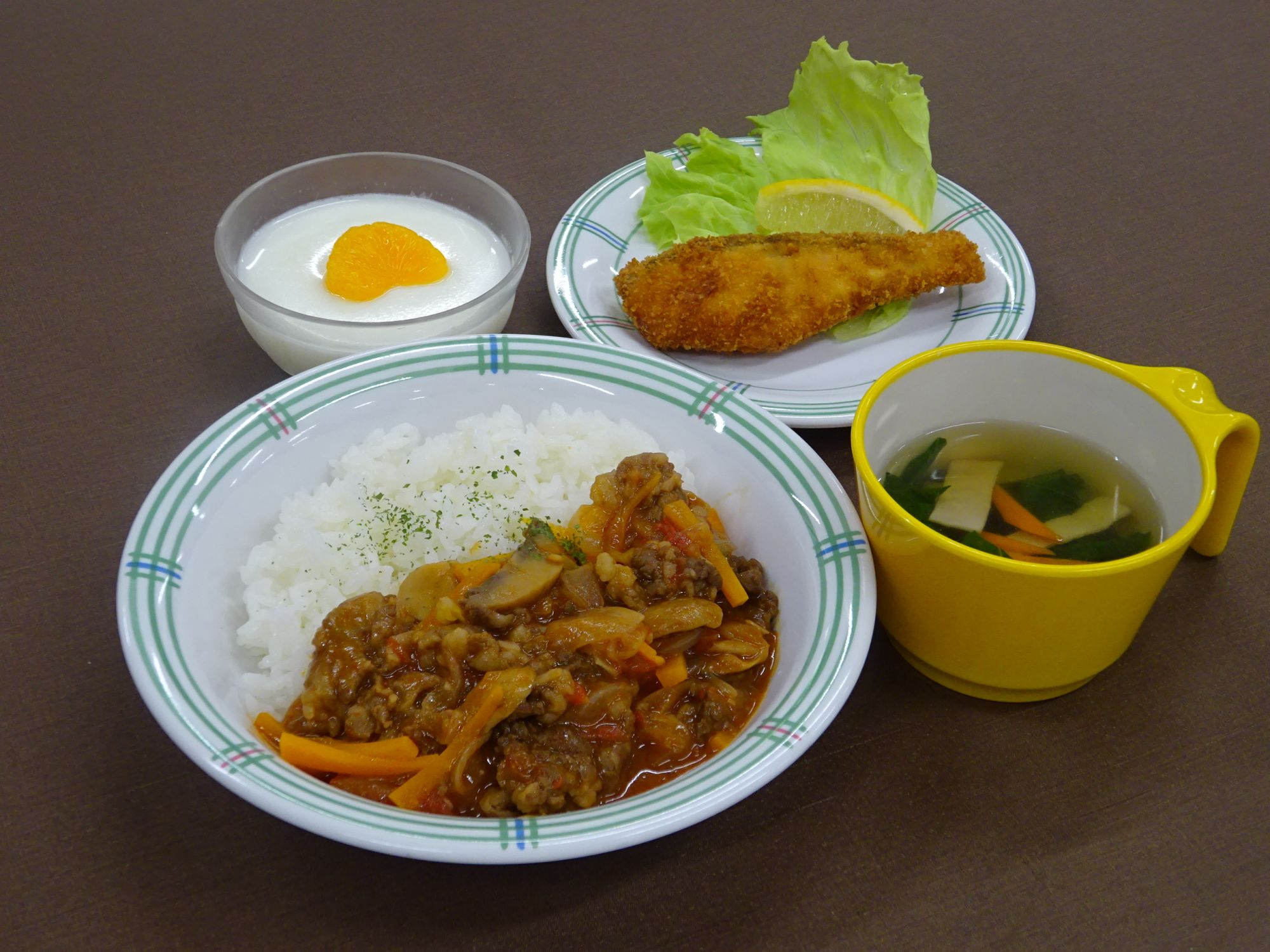 短期大学部の学生が荒川区内の特別養護老人ホームにて開発メニュー提供と栄養講話を実施