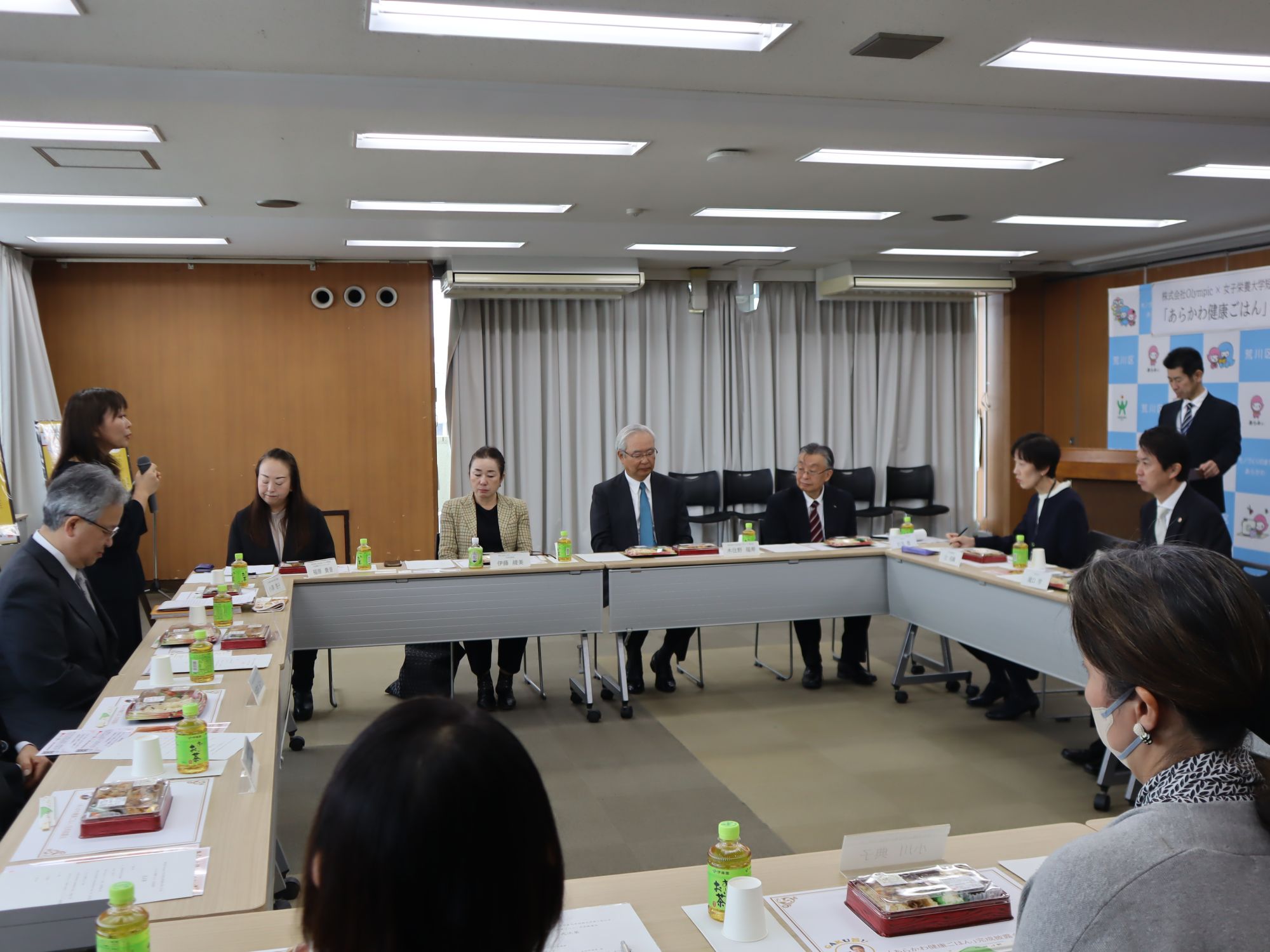 商品の説明を行う小澤准教授