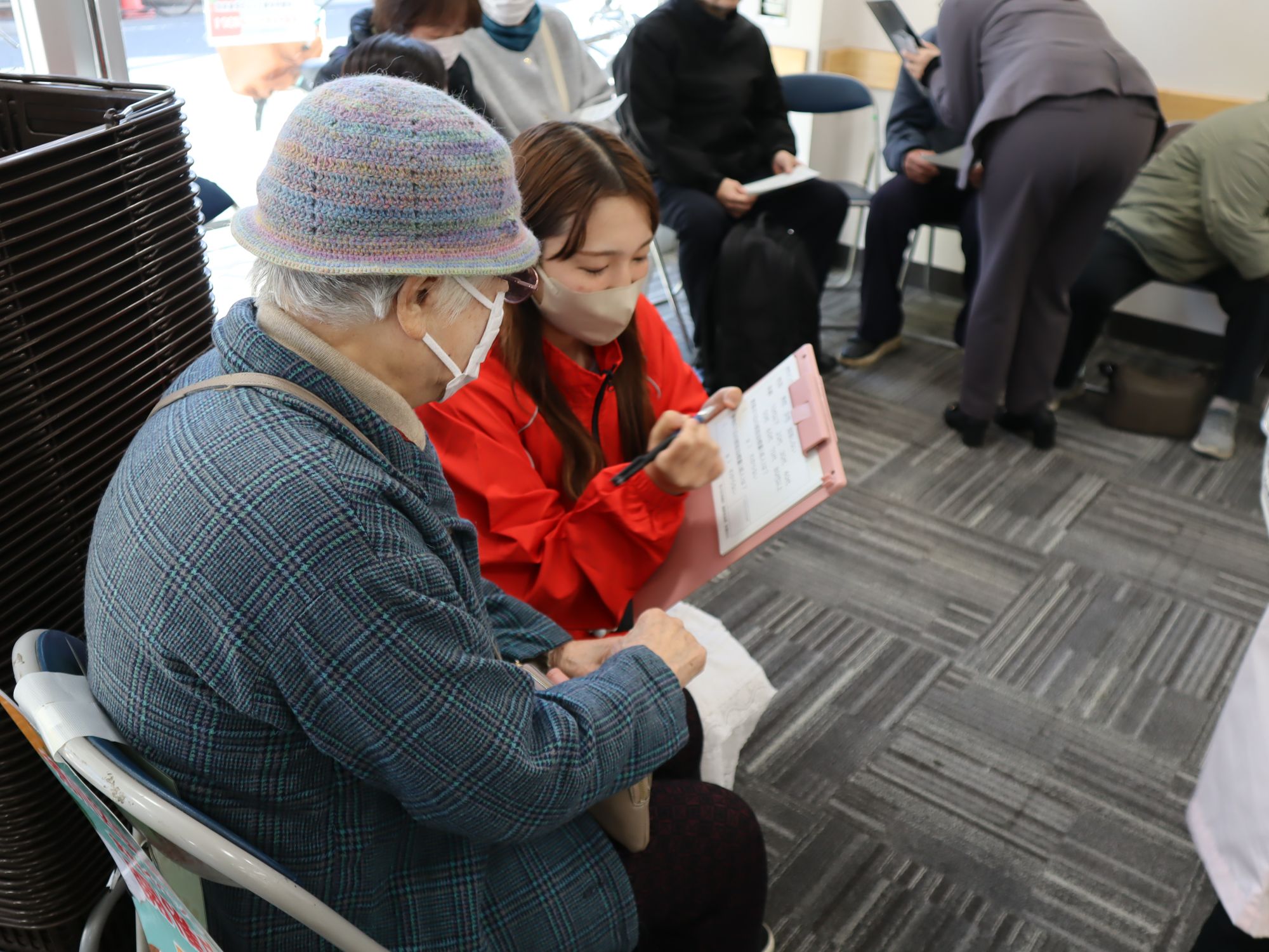 ベジチェック前のヒアリングを行う学生