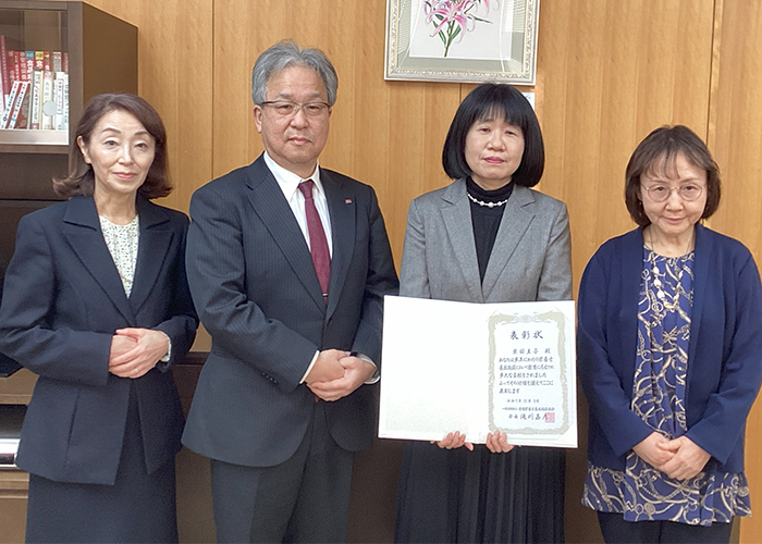 左より武見副学長、香川学長、柴田教授、川端副学長