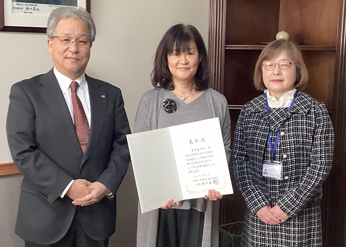 左より香川学長、豊満教授、松田短期大学部副学長