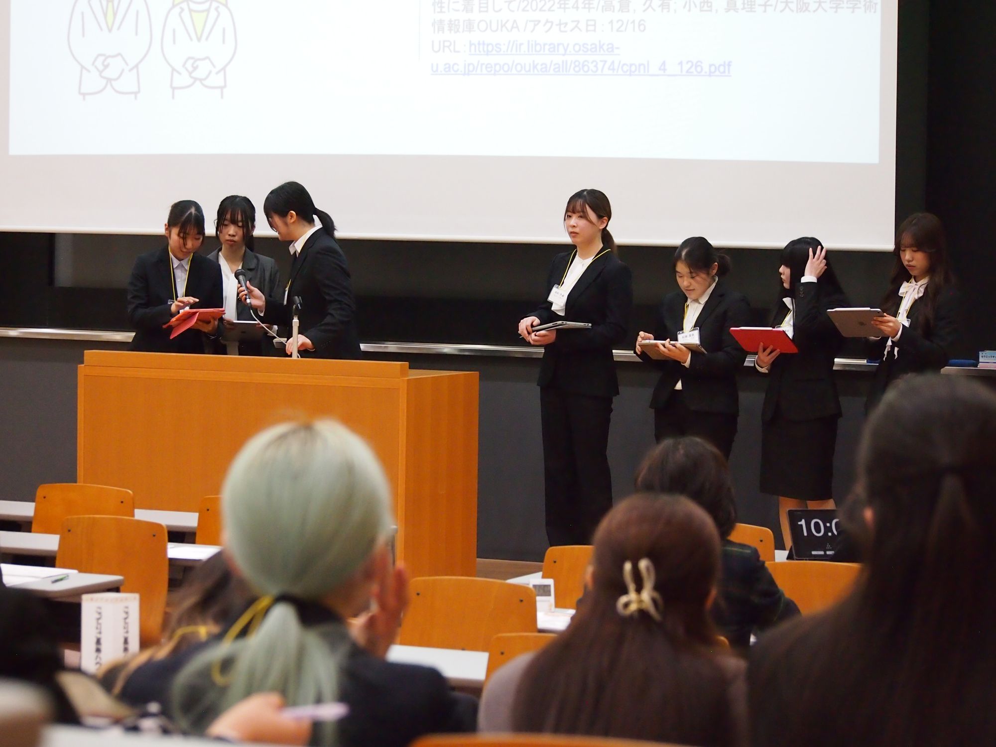 企業の方からの質問に答える様子