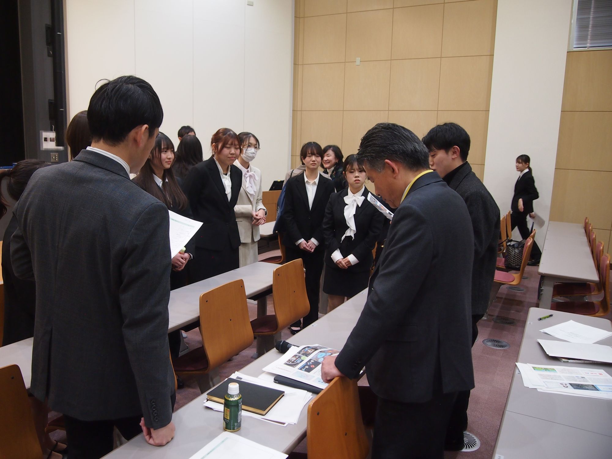 発表後もフィードバックを聞きに行く様子