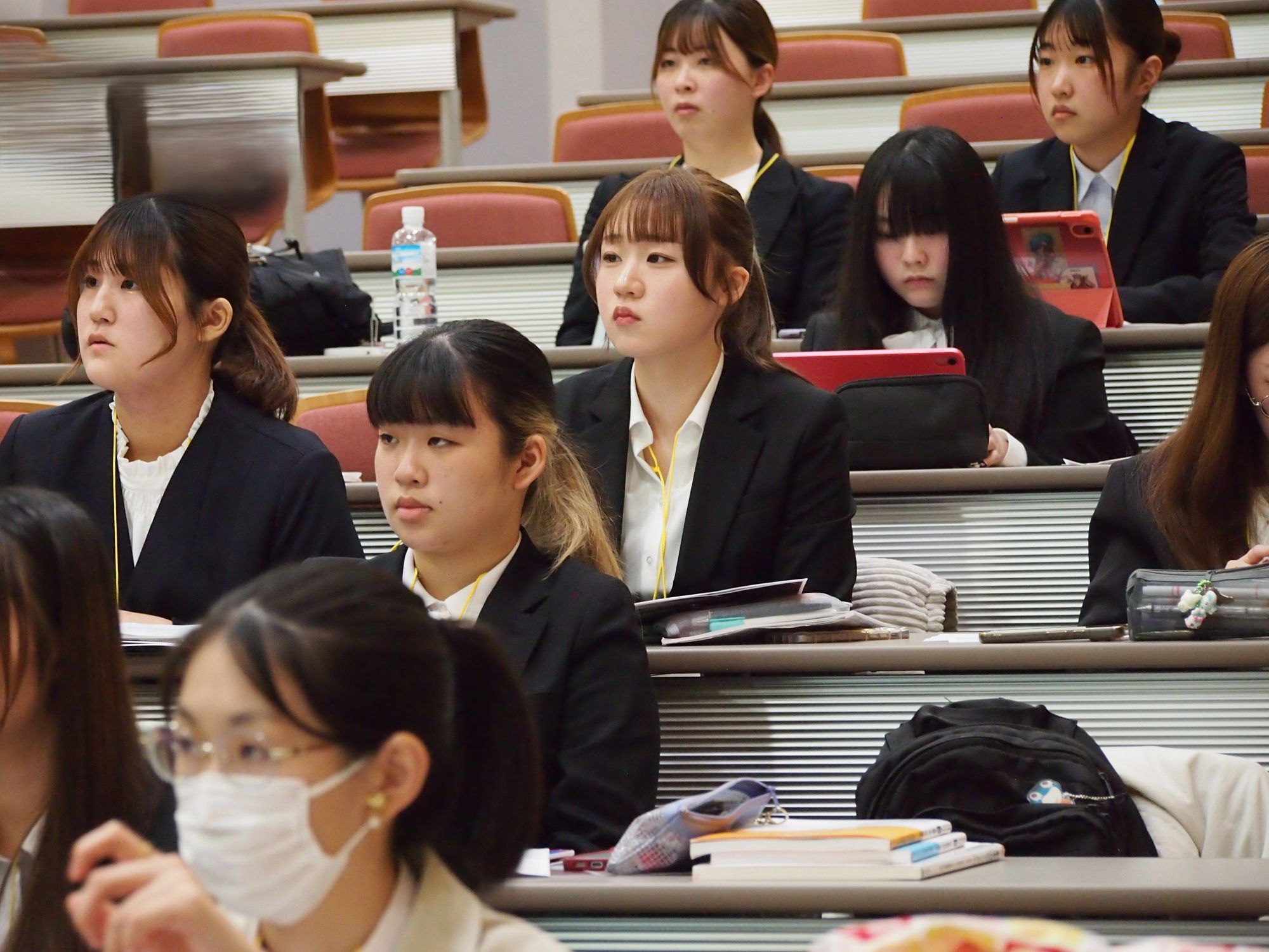 他のグループも真剣に聞いて評価