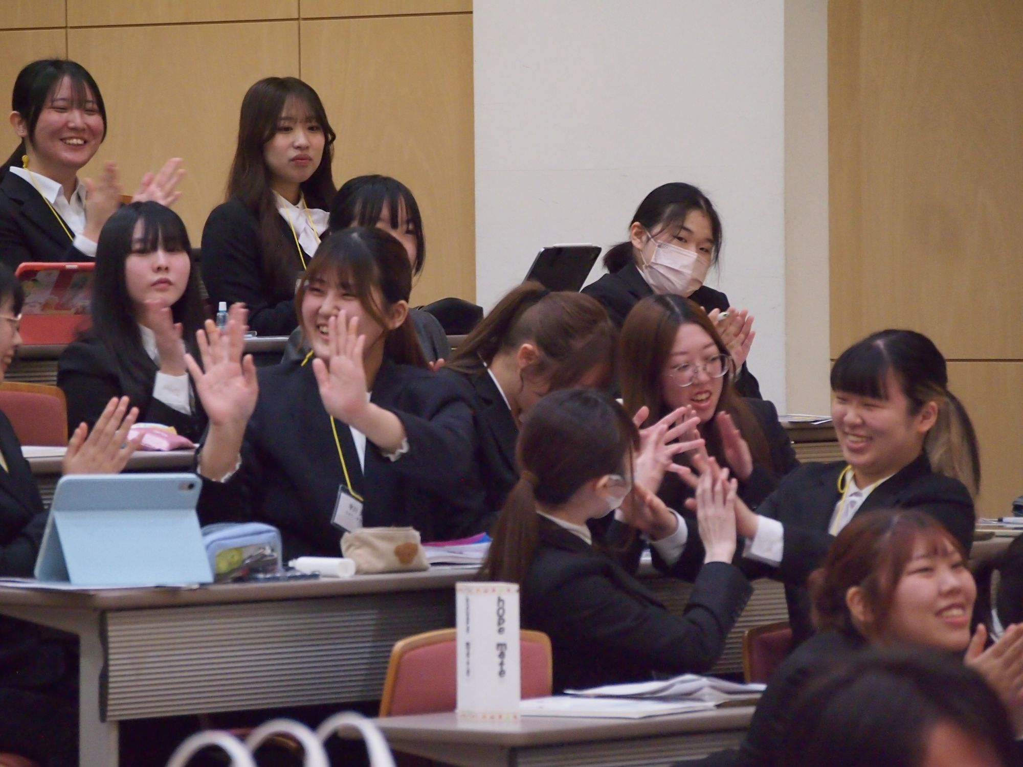 最優秀賞に選ばれ喜ぶグループ