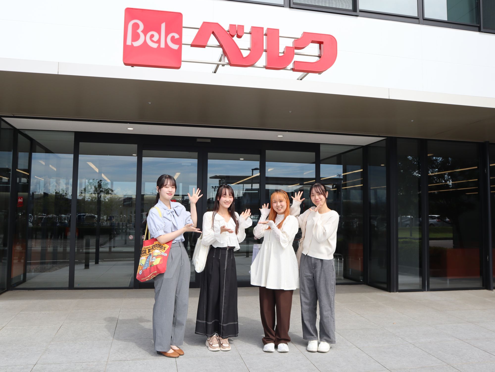 共同開発に取り組んだ学生たち（ベルク本社前で）