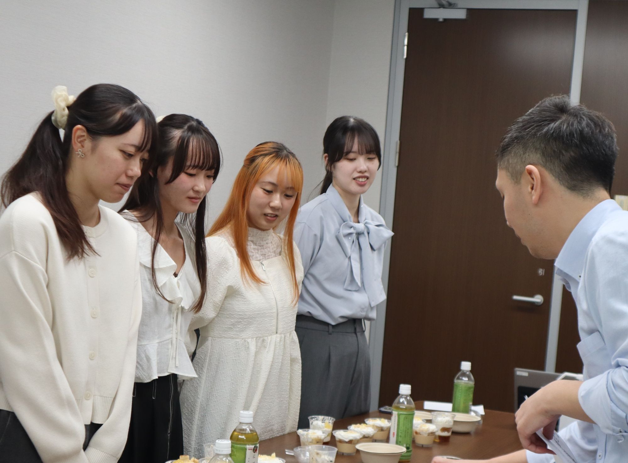 ベルク本社での商品検討会議の様子