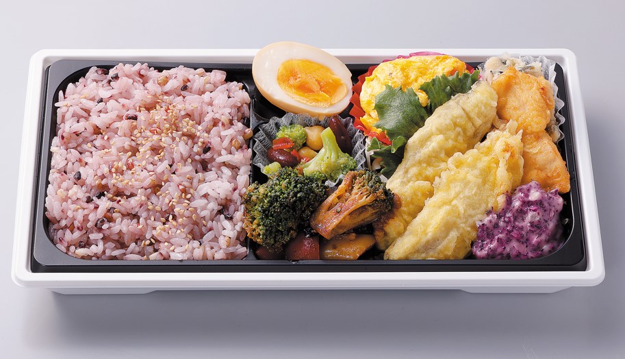 食文化栄養学科の学生が開発したおいしさと健康に配慮したお弁当がコープデリグループの店舗にて5/18(月)より発売