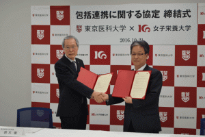 左：鈴木衞 東京医科大学学長　右：香川明夫 学長