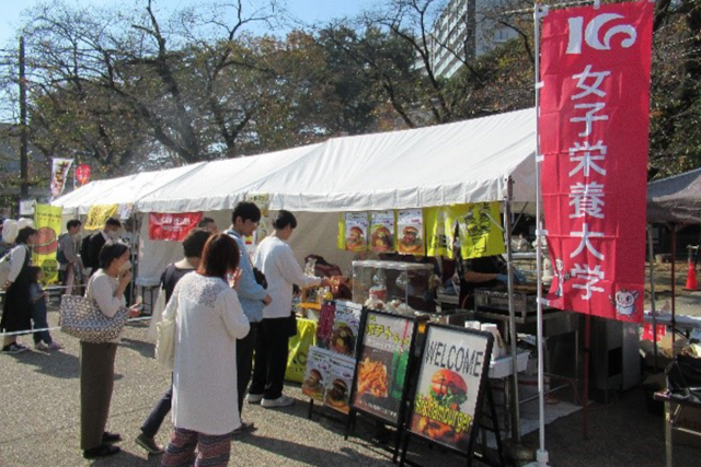 「小江戸ハンバーガーフェス2023」にて食文化栄養学科の学生が考案した限定ハンバーガーを販売