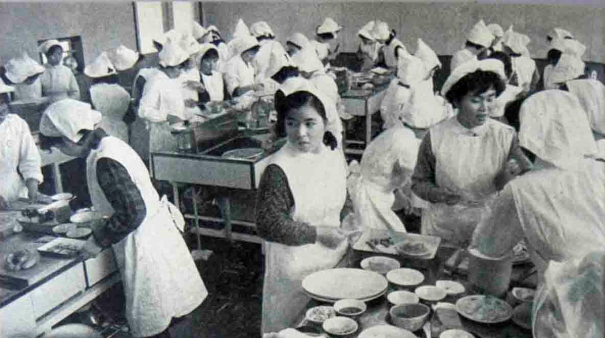 女子栄養大学の調理実習風景（開設当時）