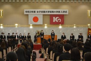 ▲入学式に引き続き行った香川綾・芳子奨励賞表彰式では、2名の学生に表彰盾と奨励金が授与されました