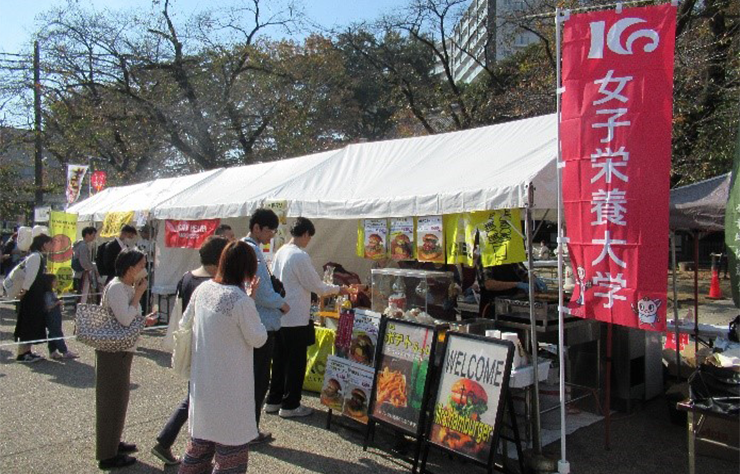 「小江戸ハンバーガーフェス2023」にて食文化栄養学科の学生が考案した限定ハンバーガーを販売