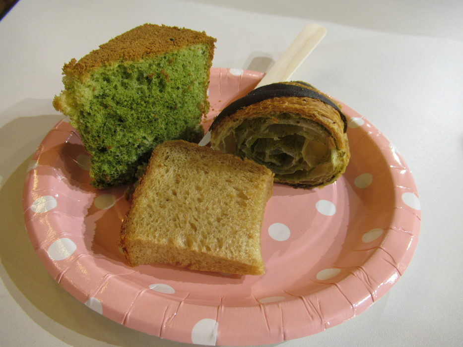 ▲報告会会場で試食用に提供された「ぐるりこ」（※２）を使用したメニュー（ほうれん草のクロワッサン、オニオンブレッド、ほうれん草のシフォンケーキ）