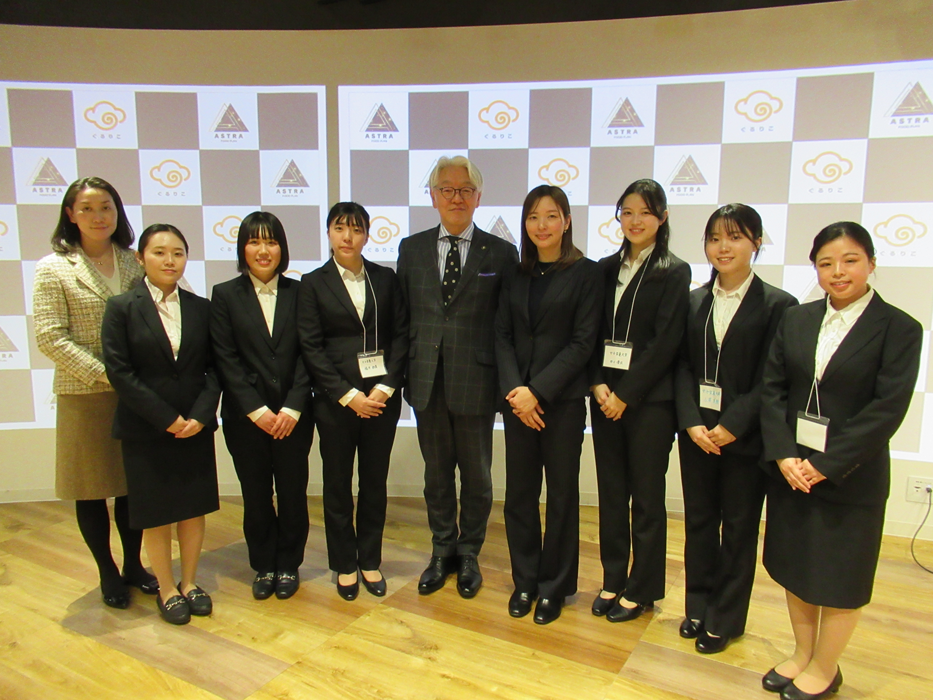 ▲報告会終了後、富士見市星野市長（中央）、ASTRA FOOD PLAN加納社長（右から4人目）と記念撮影