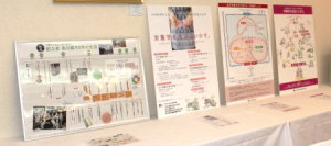 ▲締結式会場の本学の学びに関する掲示物