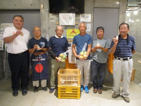 ▲桶川市梨出荷組合の皆様と桶川梨をご提供いただいた新井光夫農園の新井淳一様(写真右から2人目)