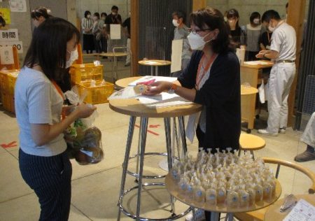 ▲桶川市役所内 梨販売会での梨ゼリー配布の様子