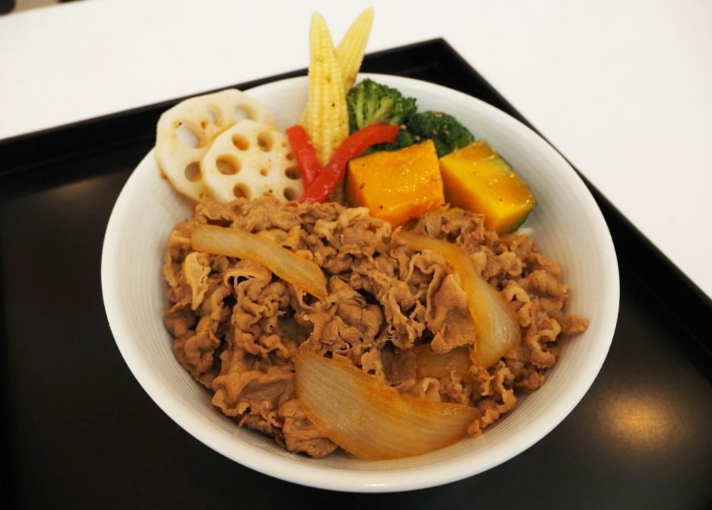 ▲締結式後の試食会では、お集まりいただいたメディアの方々と参加者に「牛丼ON野菜」を試食いただきました。