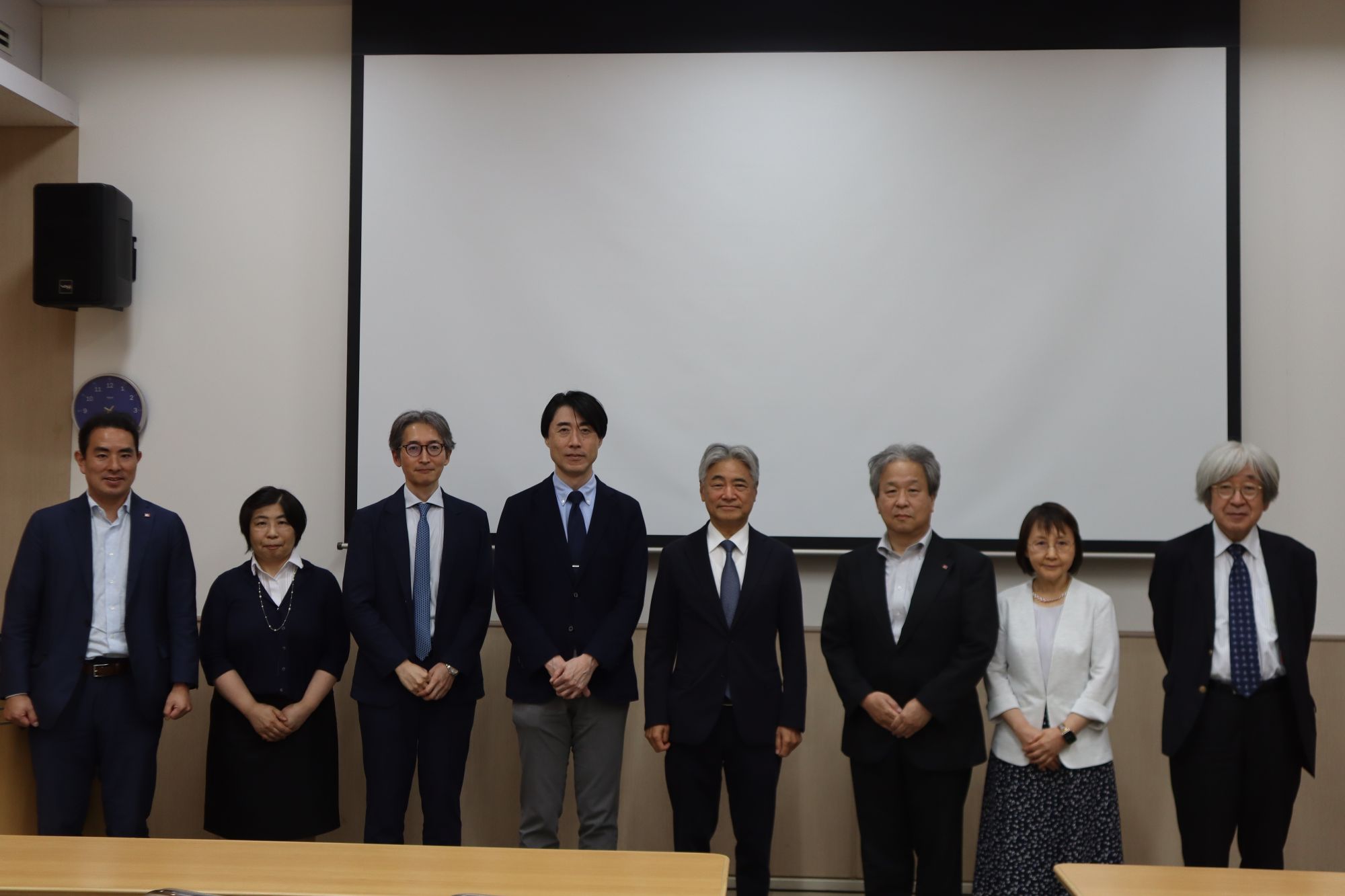 （写真右から）順天堂大学 服部信孝学長補佐、本学 川端輝江副学長、本学 香川明夫学長、順天堂大学 代田浩之学長、順天堂大学 田村好史教授、順天堂大学 山城一雄先任准教授、本学 蒲池桂子教授、本学 都築稔広報部長