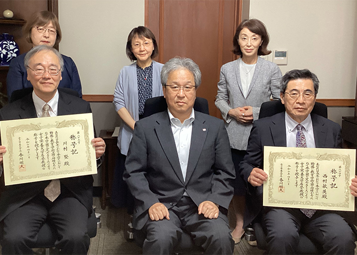 前列左より 川村名誉教授、香川学長、西村名誉教授 後列左より 松田短期大学部副学長、川端大学副学長、武見大学副学長