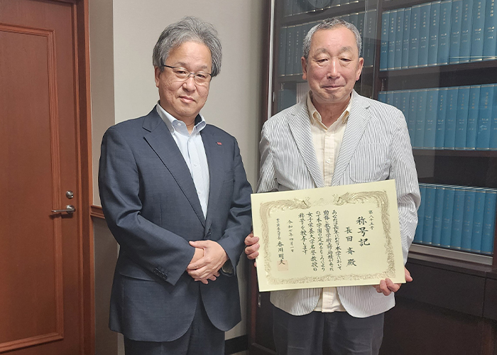 左:香川学長、右:長田名誉教授