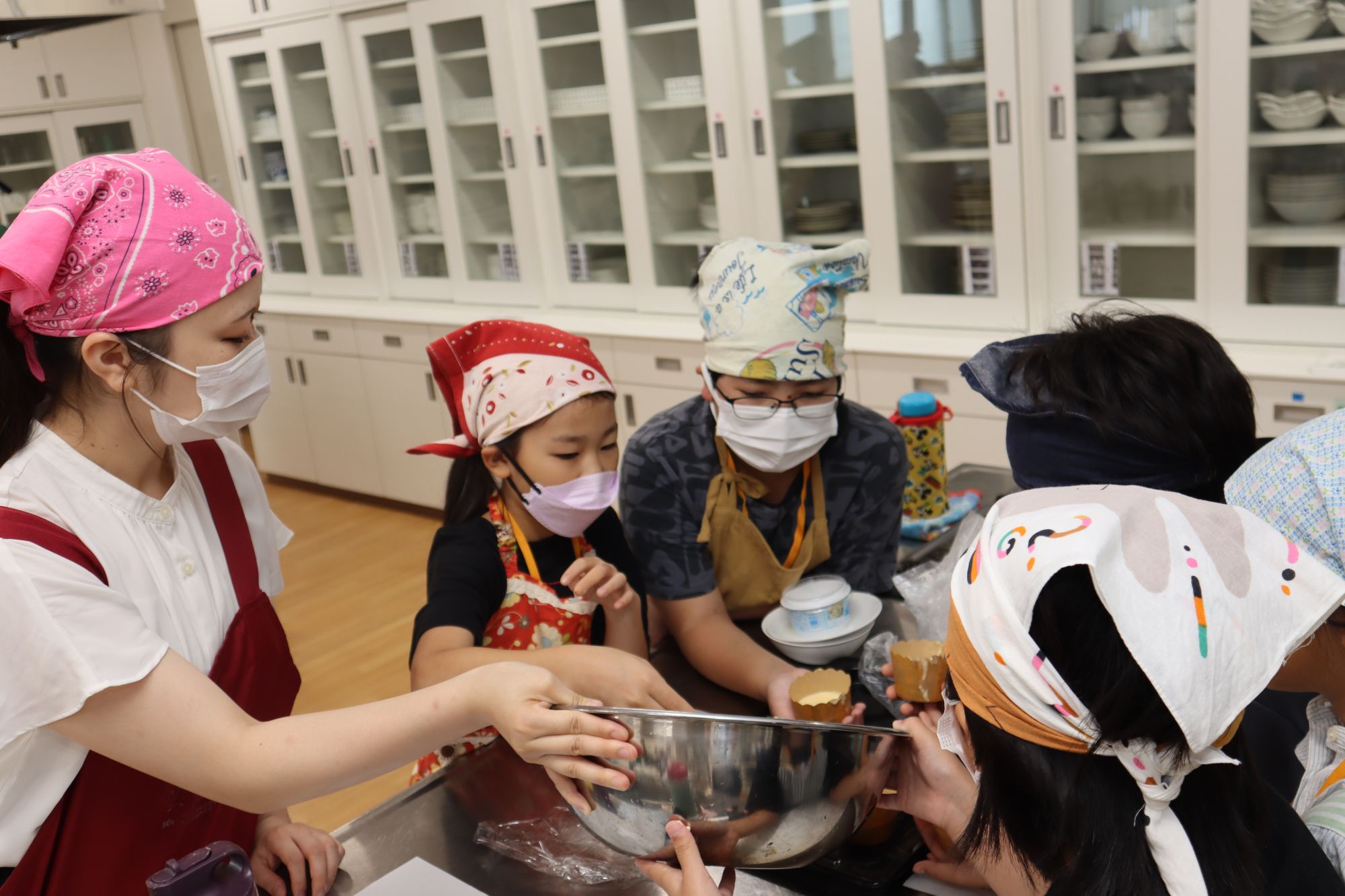 学生も料理作りをサポート