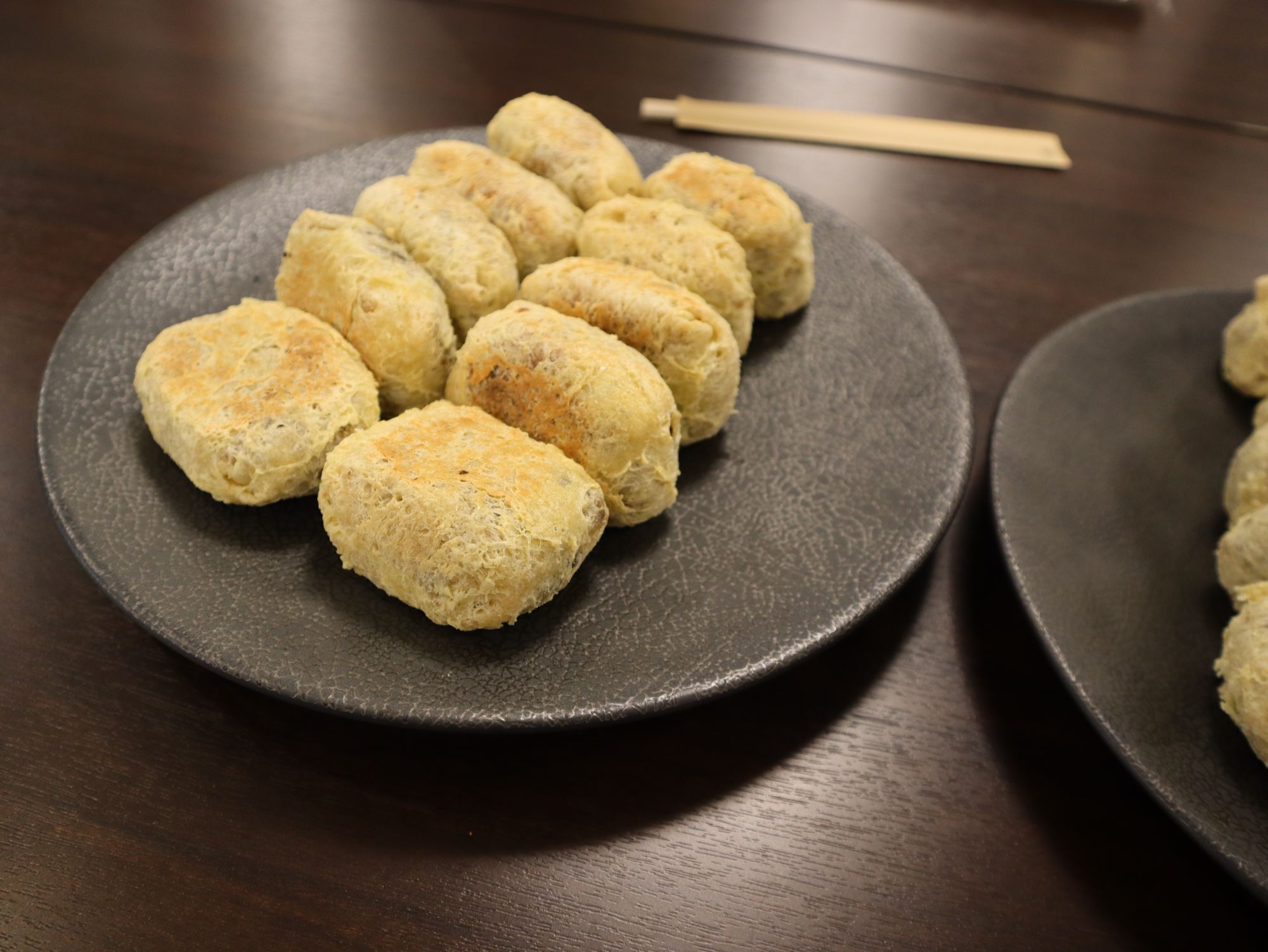 「ふじっこ煮こもち昆布の油揚げコロッケ」（実食審査時の試作品）