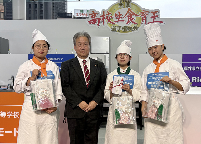 女子栄養大学 学長賞を受賞した、中国・四国ブロック代表 おかやま山陽高等学校(岡山県)「白桃きびだんご」チーム
