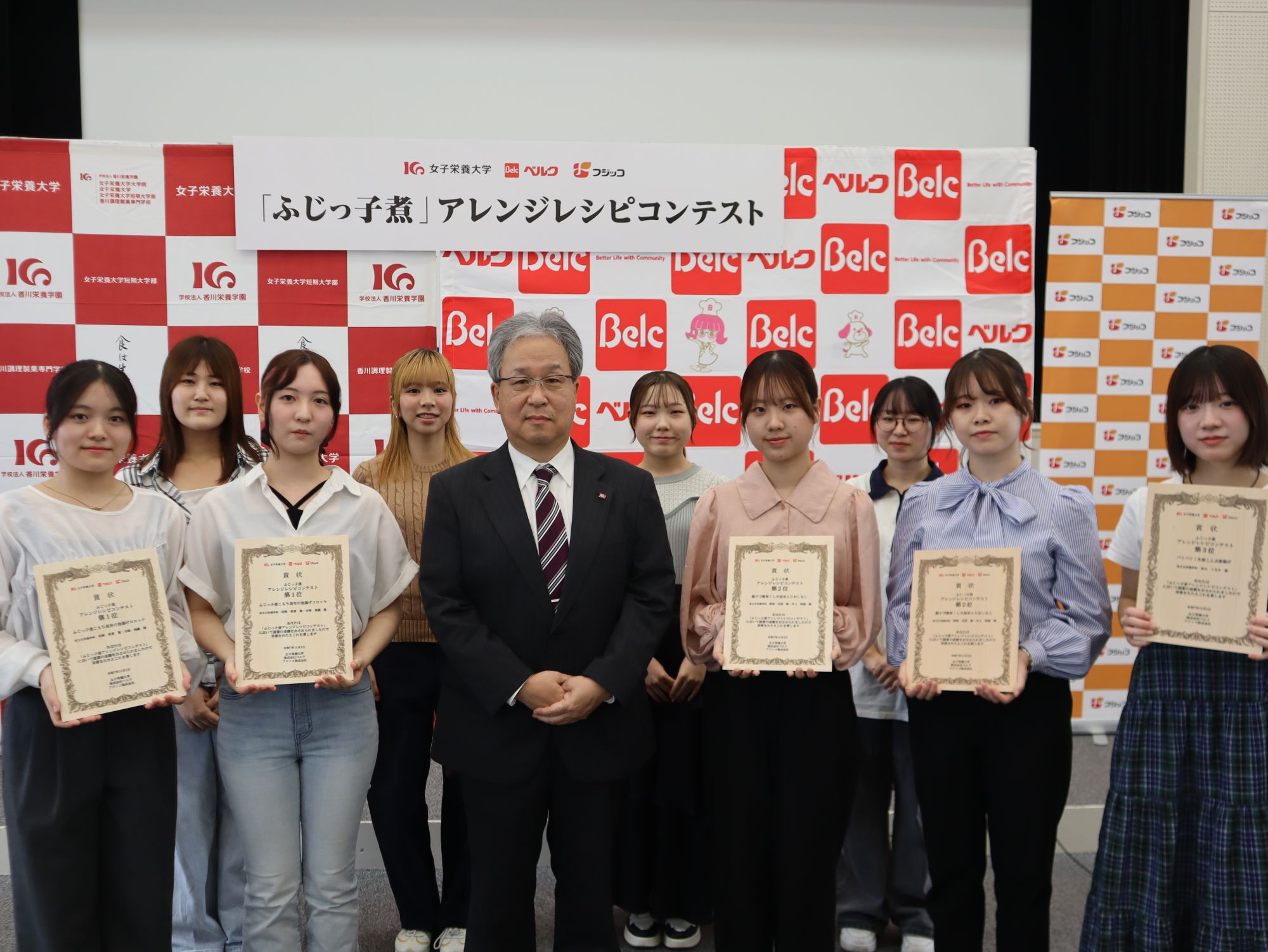 コンテストで受賞＆入賞した学生達と香川学長