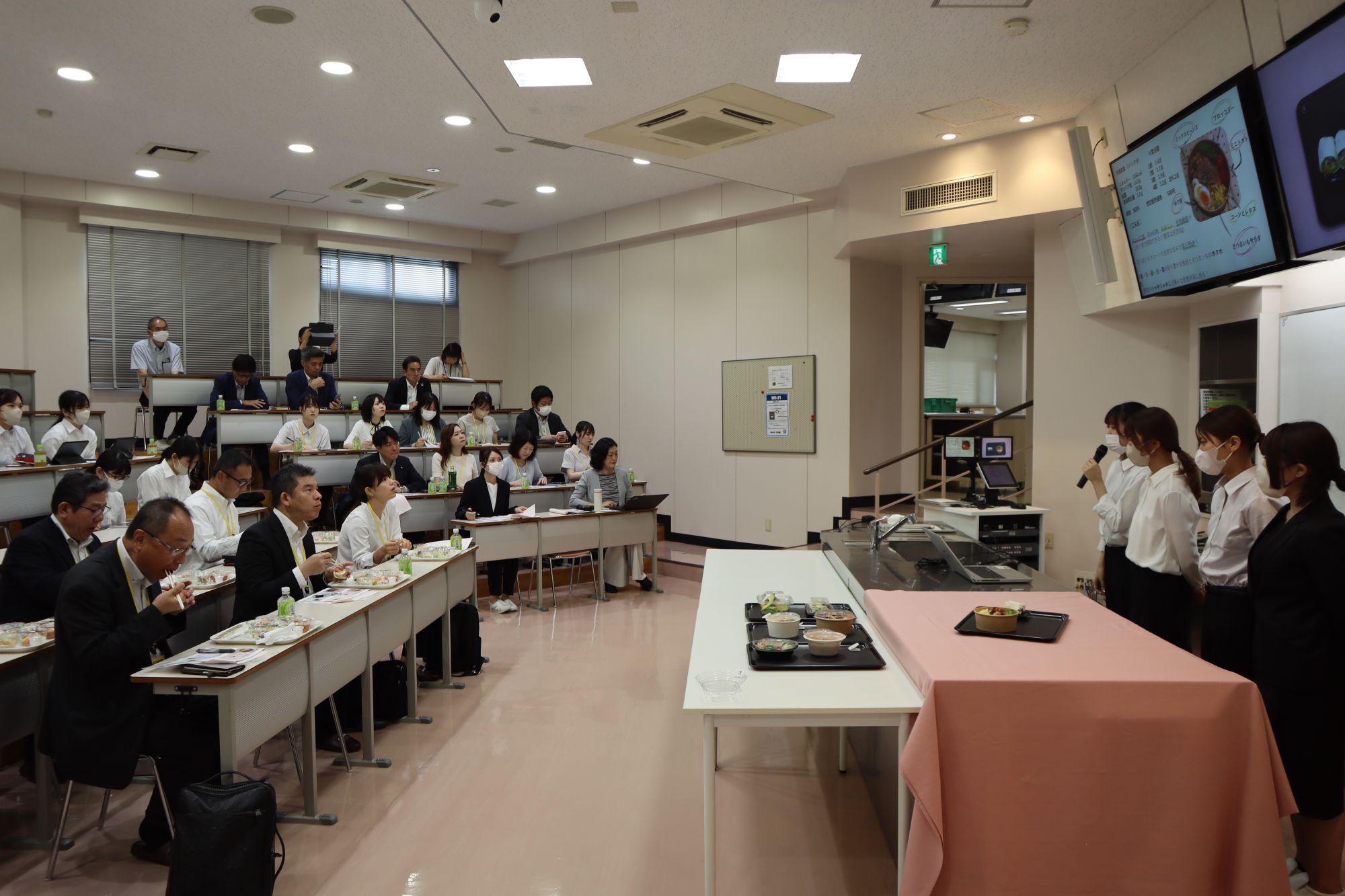 講義を通して検討した商品をグループごとに発表