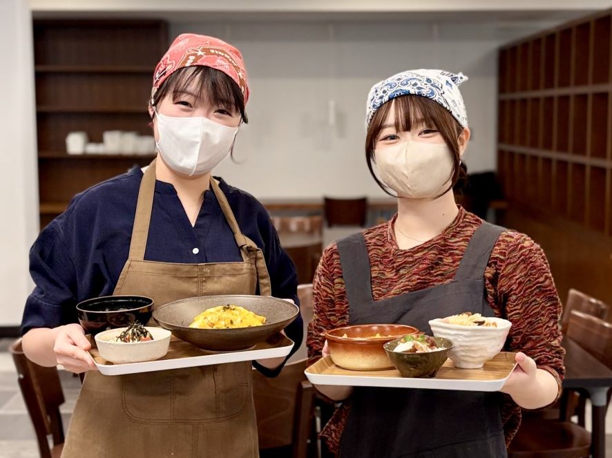 考案・調理した献立を手に記念撮影