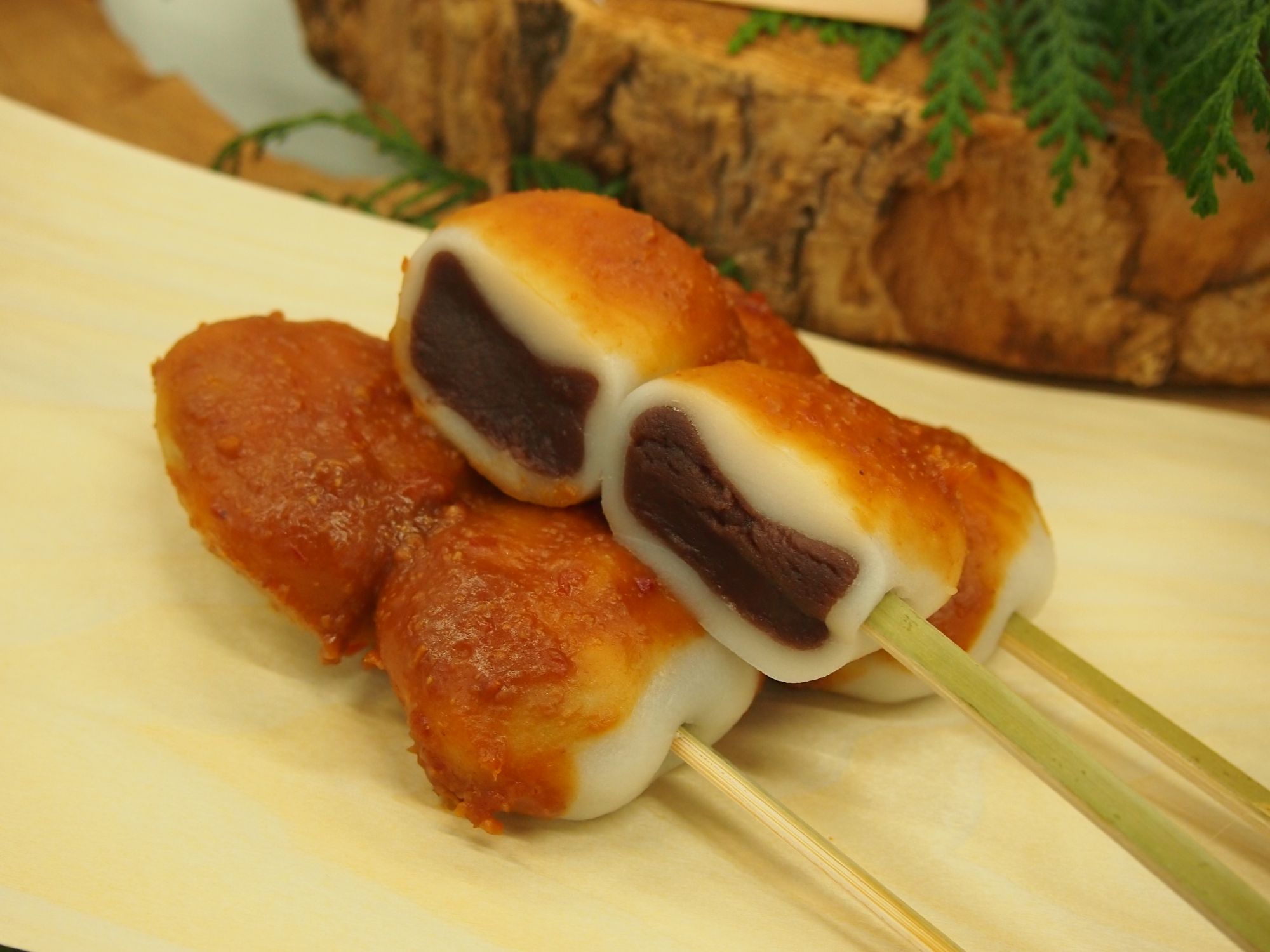 東松山さんぽ　やきとり牡丹だんご（やきとり風辛味噌ダレの牡丹だんご）