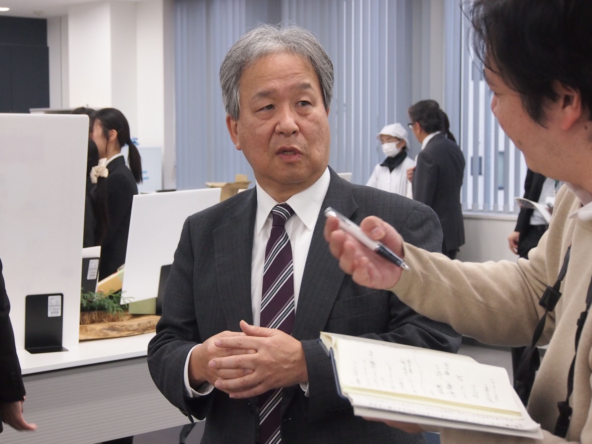 メディアの取材を受ける香川学長