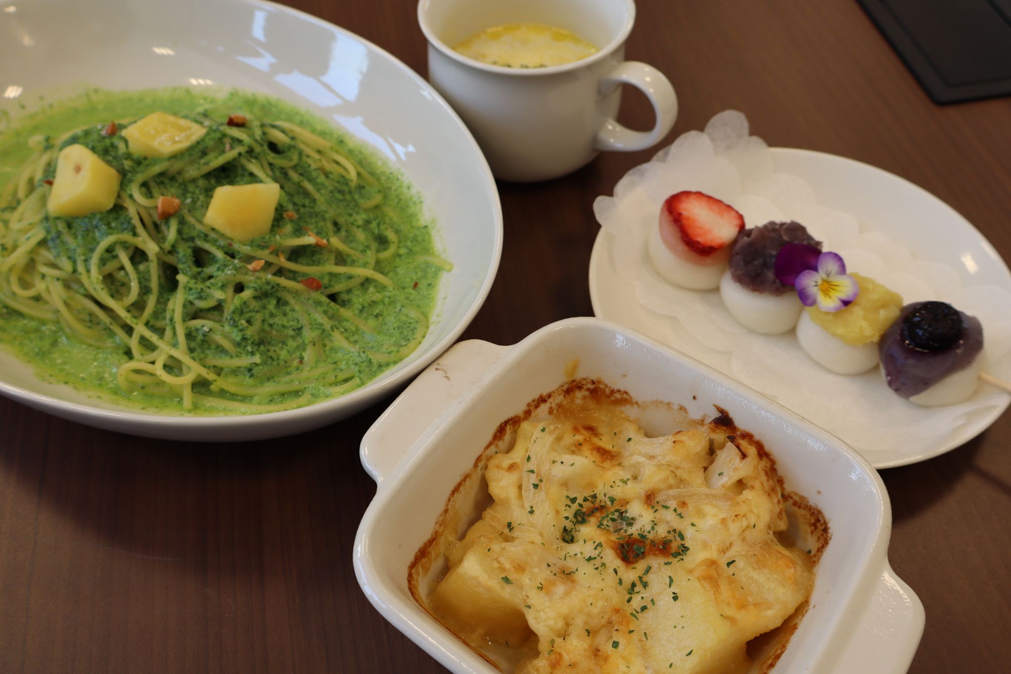 試食で提供された両大学学生考案メニューの一部