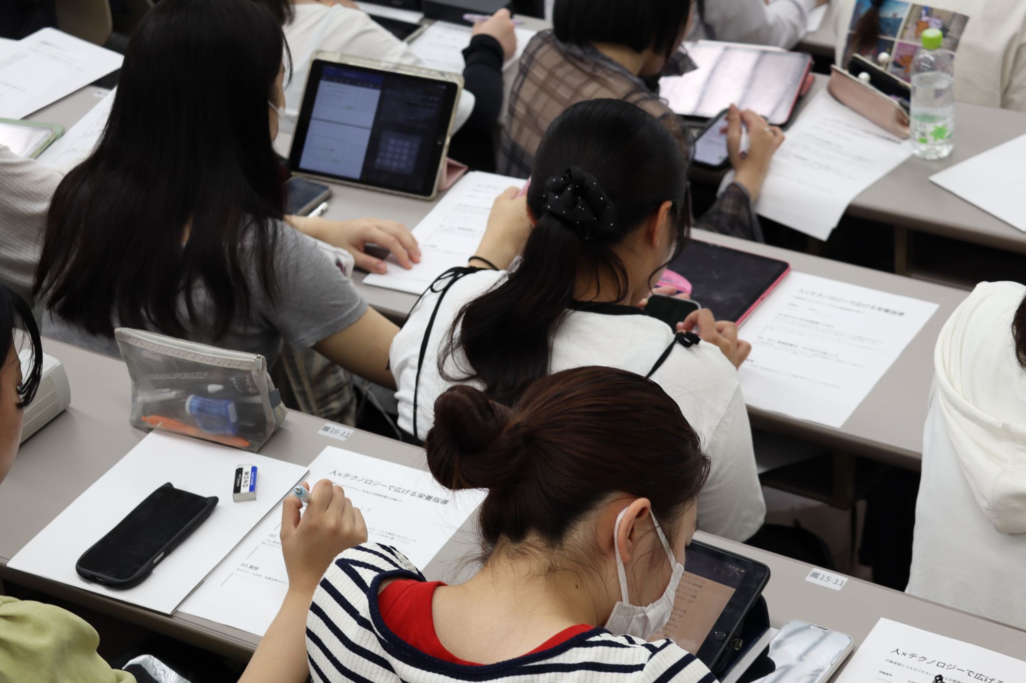 真剣に講演を聞き、考える学生の姿