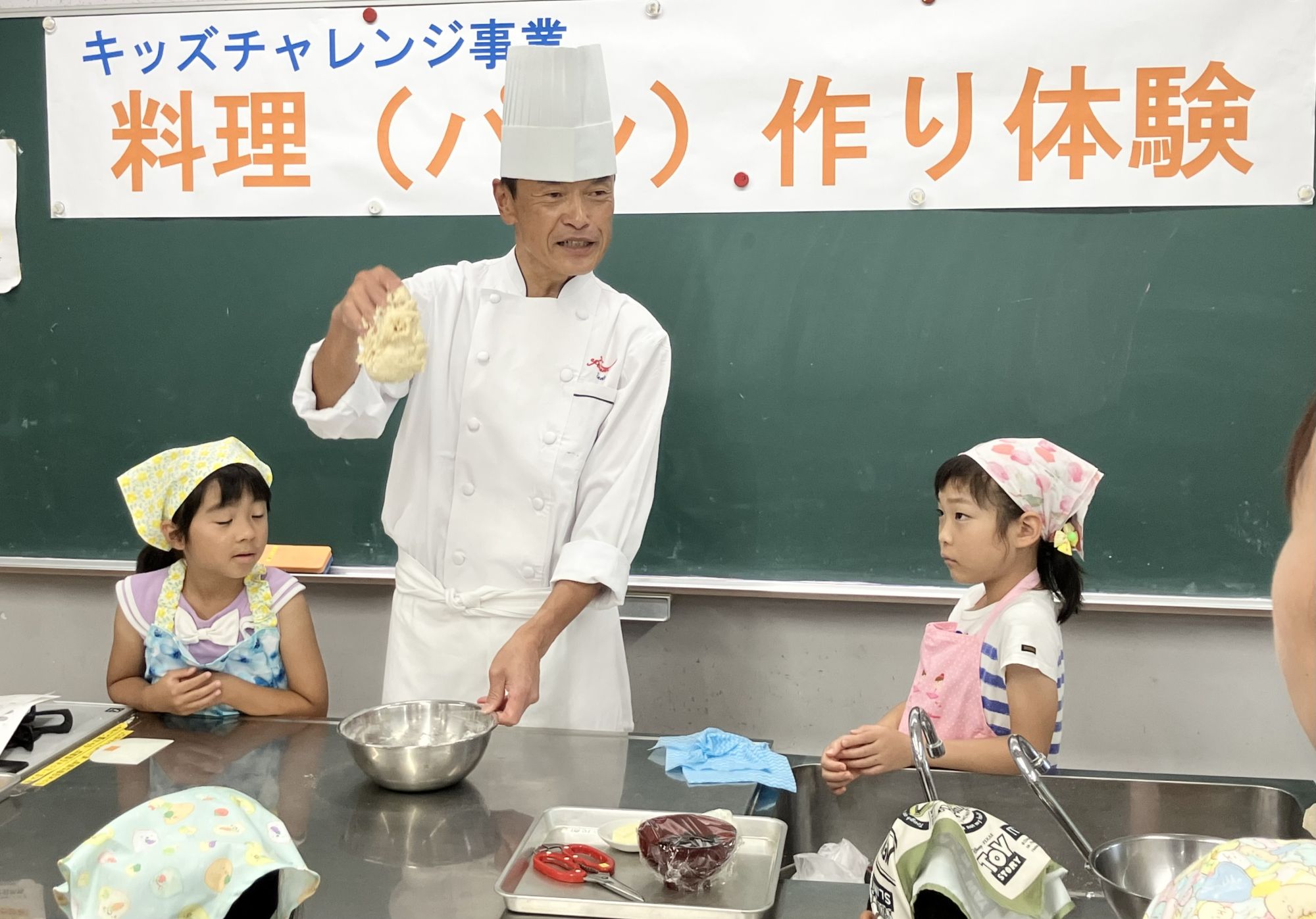 ▲パン生地作成の作業工程の説明を真剣に聞くみなさん
