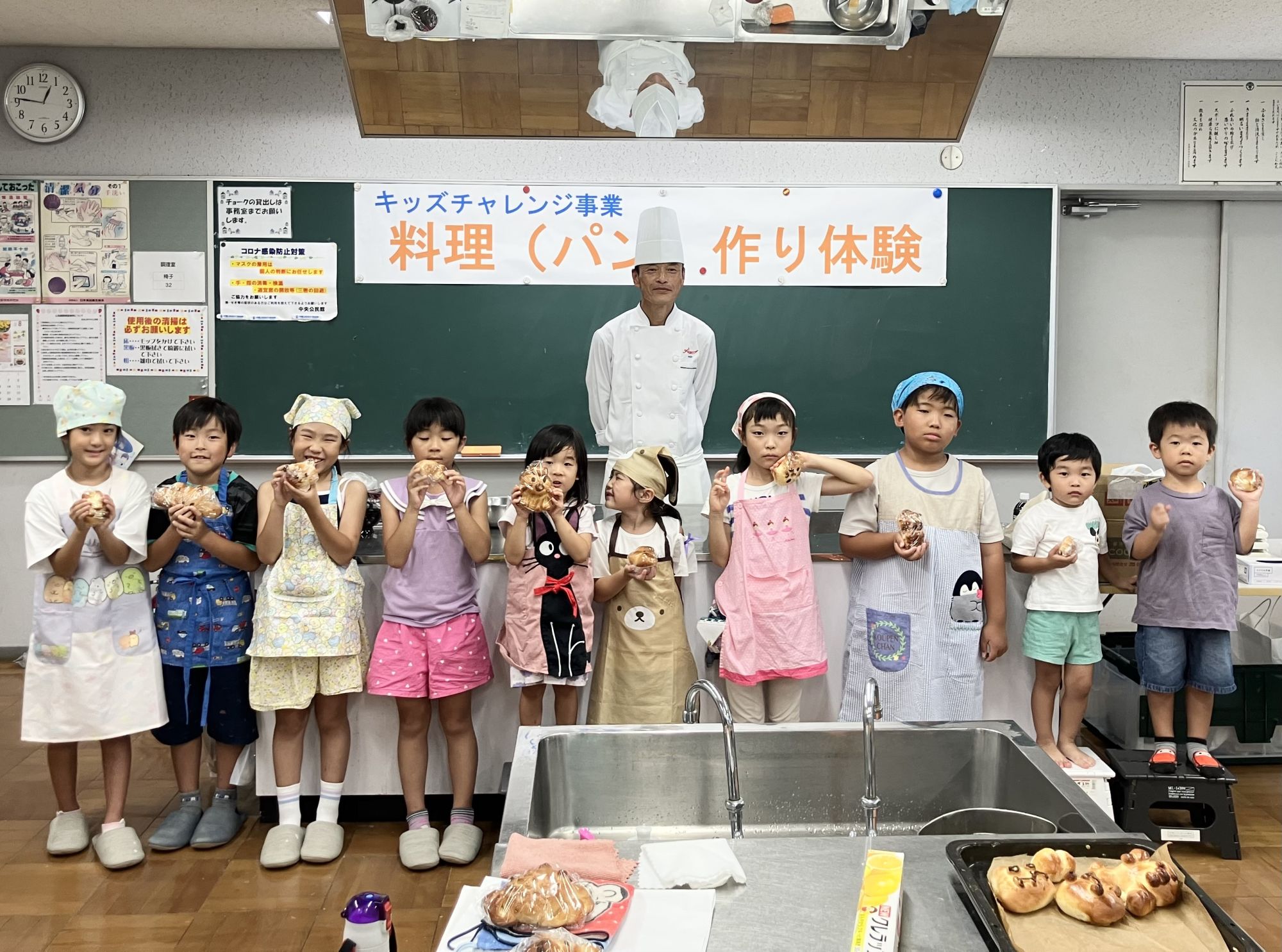 ▲最後はみんなが作ったパンを持って先生と記念写真です