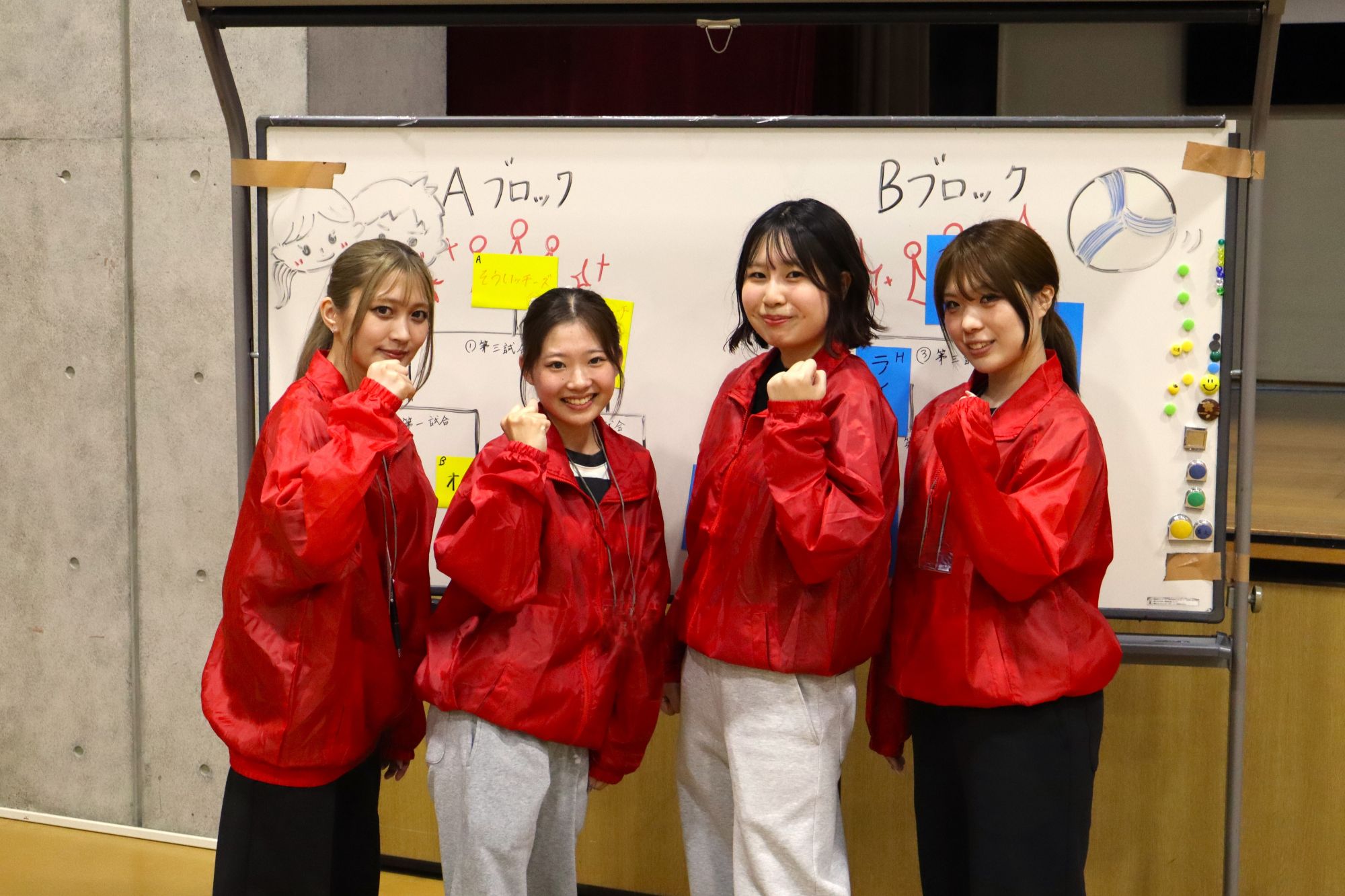 バレーボール大会を企画した4人の学生