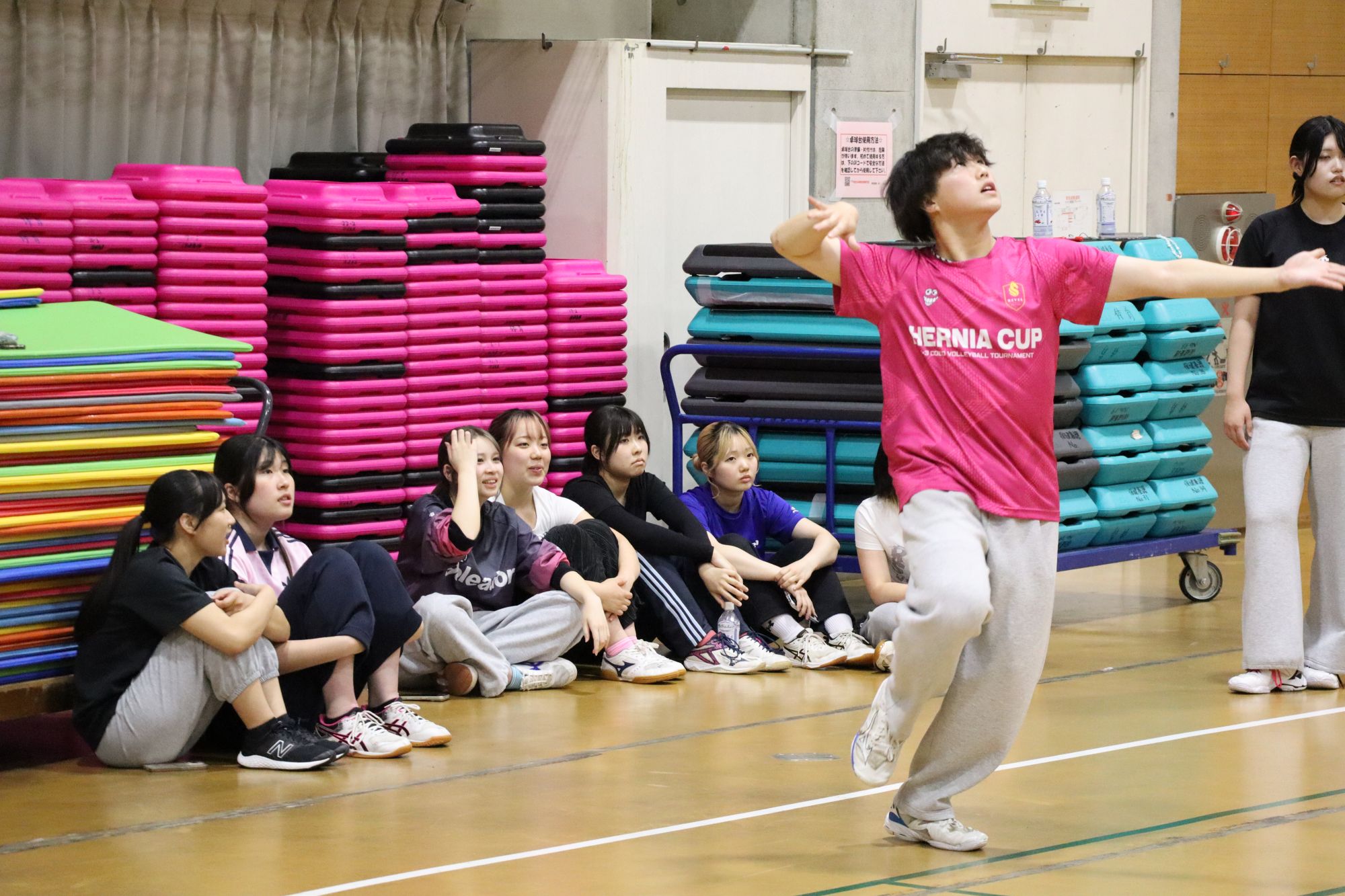 他チームの試合を観戦する学生たち