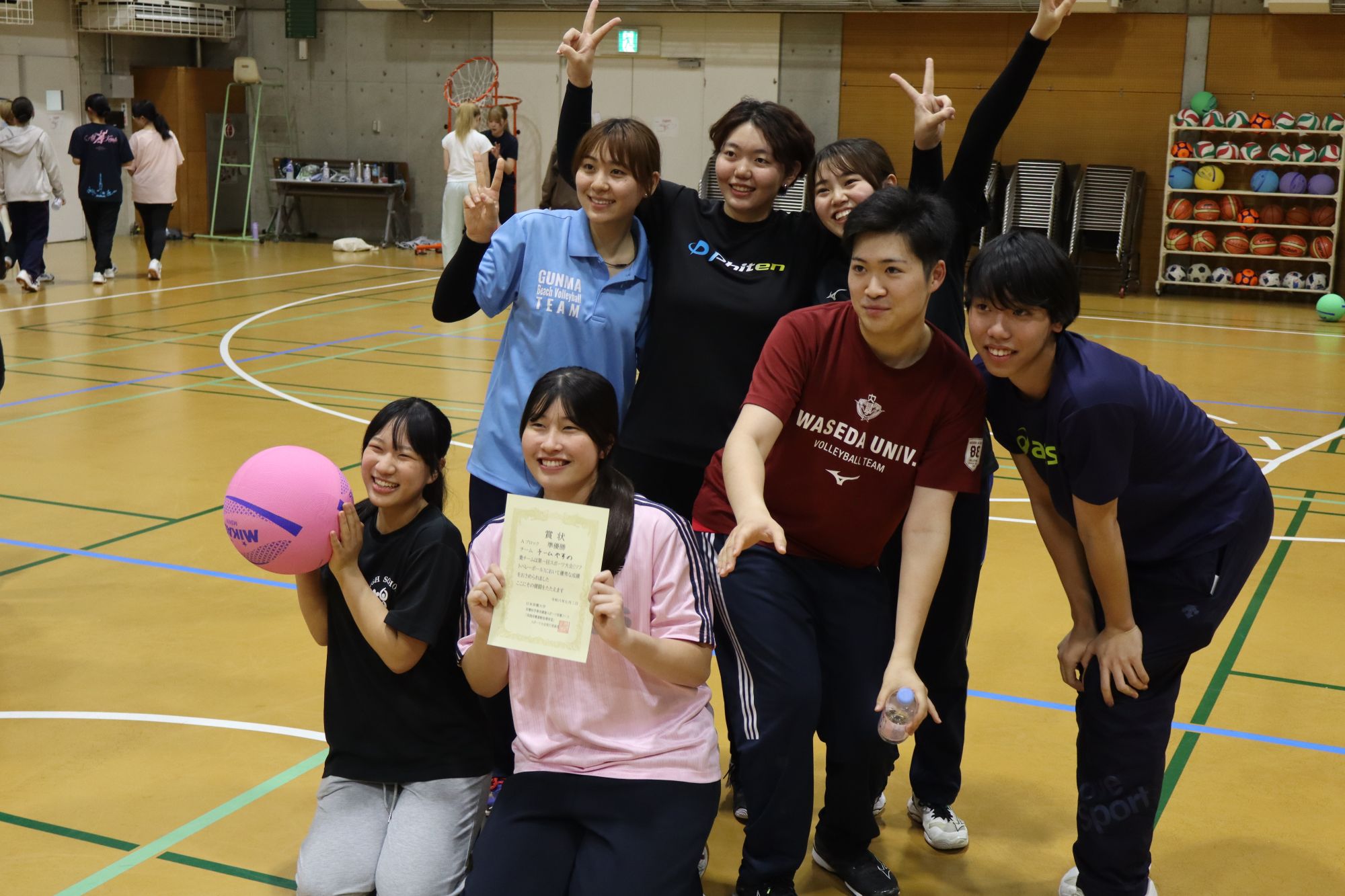同じチームとなったメンバーで写真を撮る様子