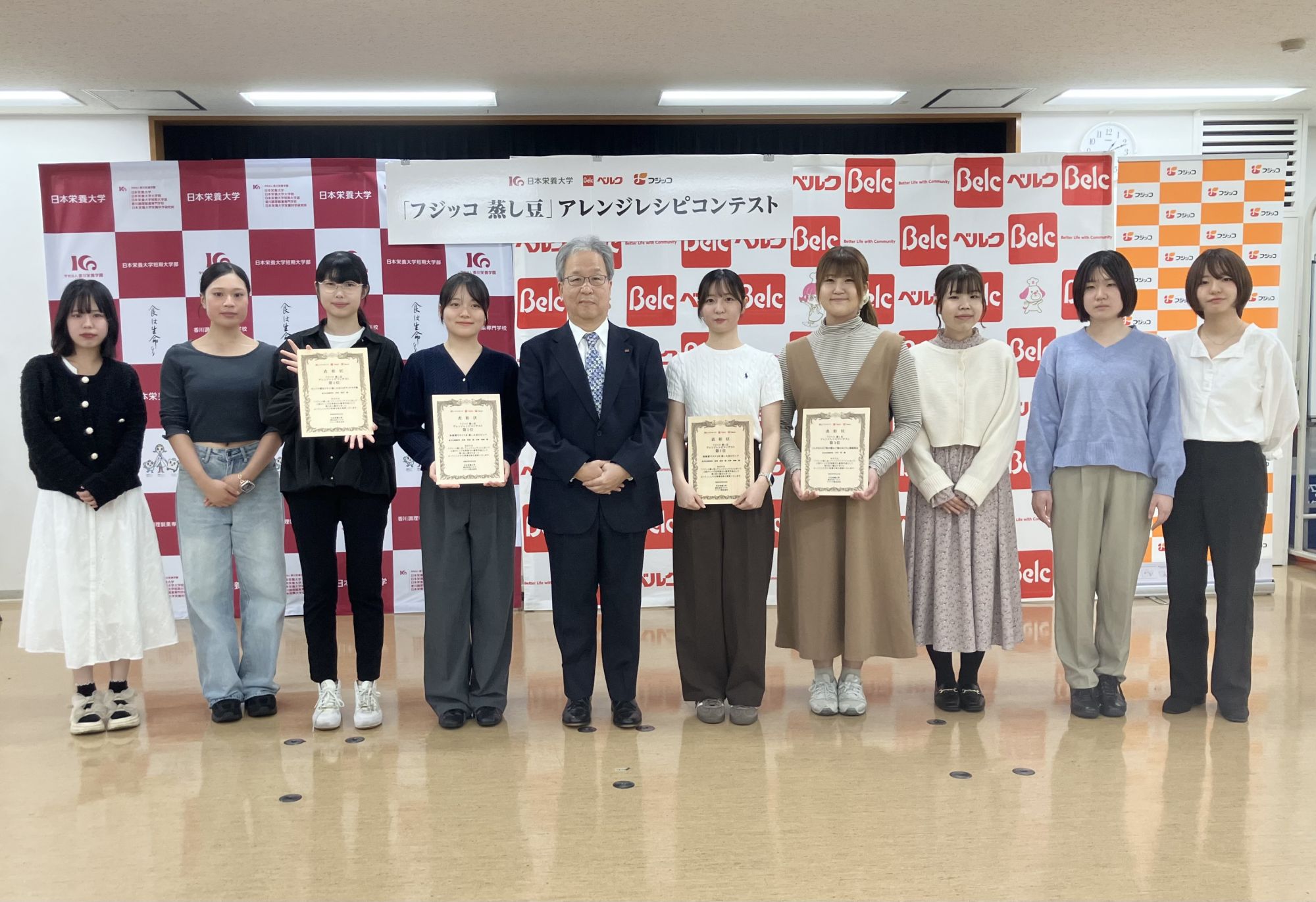 コンテストで受賞＆入賞した学生達と香川学長