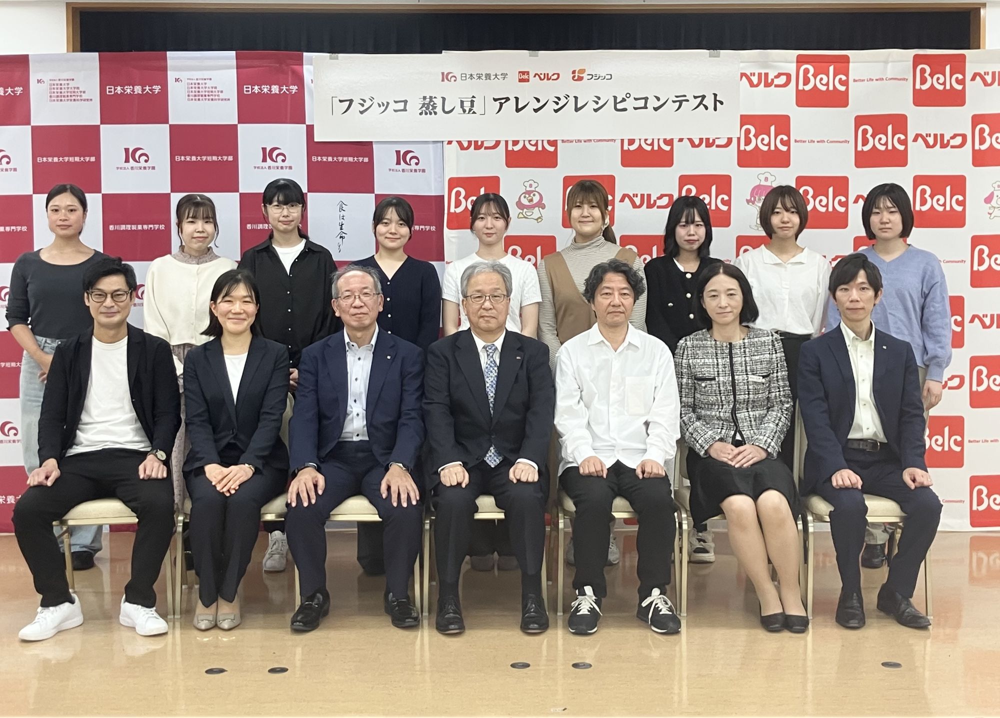 受賞＆入賞した学生たちと関係者での記念撮影