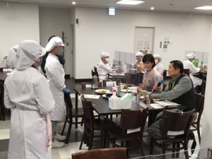 提案したメニューについてのプレゼン風景