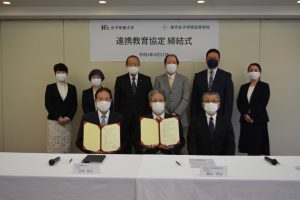 ▲“Be a Global Citizen 国際社会に貢献できる女性(ひと)へ”の育成を目指す 東京女子学院高等学校の皆さまと。